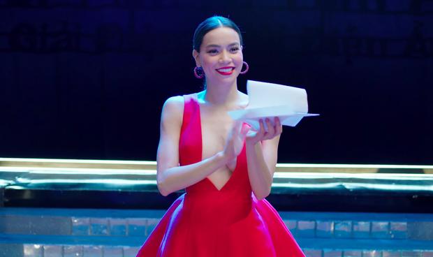 Hồ Ngọc Hà đụng hàng với Mâu Thủy và diễn viên quốc tế: lấn át người ta nhờ vòng 1 khủng nhưng mất điểm vì bắp tay đàn ông-3