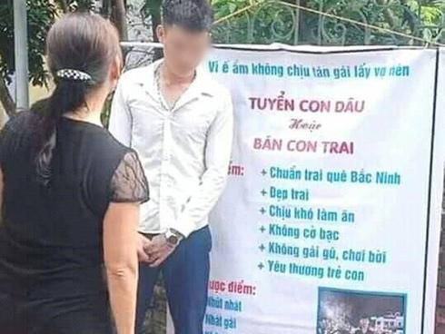 Ế quá lâu ngày, thanh niên bị mẹ treo biển tuyển vợ ngay trước ngõ, còn mang cả chính chủ ra đứng diện kiến