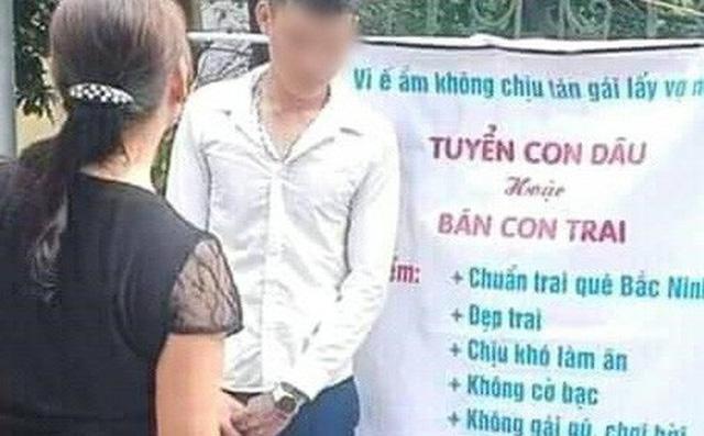 Ế quá lâu ngày, thanh niên bị mẹ treo biển tuyển vợ ngay trước ngõ, còn mang cả chính chủ ra đứng diện kiến-1