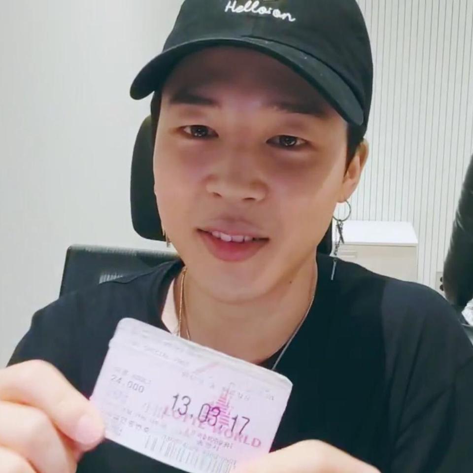 Jimin (BTS) tiết lộ kế hoạch xả hơi trong 2 tháng tới, khoe vật kỉ niệm luôn giữ như vàng suốt 6 năm qua-5
