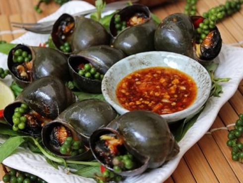 Ốc bươu nướng tiêu cay và chuột chiên mắm ở xứ 'người đẹp Tây Đô'