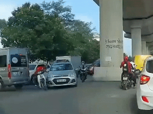 Clip: Ô tô bị húc bay từ phía sau vì chuyển làn đột ngột trên đường cao tốc-1