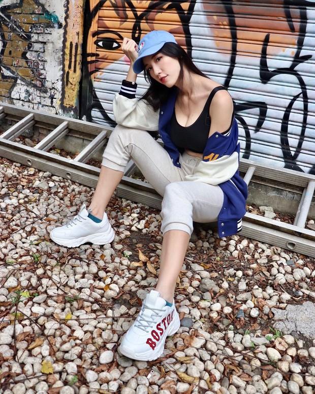 Mặc bikini tạo dáng trước bức tượng trong công viên nước của Việt Nam, hot girl đình đám bất ngờ bị ném đá dữ dội-4