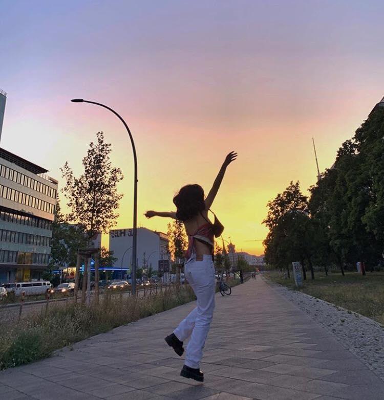 Hết Nam Em, Chi Pu cũng bắt trend lấy khăn làm áo của BLACKPINK-4