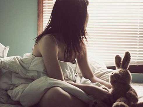 Dỡ trần nhà đột nhập vào hiếp dâm bé gái 14 tuổi