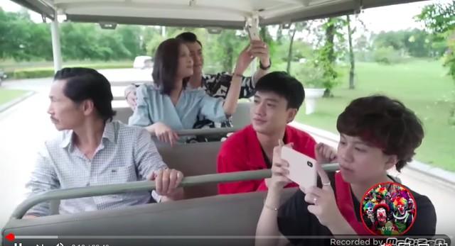 Ngoại truyện ‘Về nhà đi con’ bị cho là ‘miễn cưỡng’ bối cảnh để quảng cáo, đạo diễn nói gì?-1