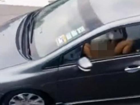 Đi trên cao tốc, cô gái dạng chân làm điều bất thường khiến tài xế xe bên cạnh đỏ mặt