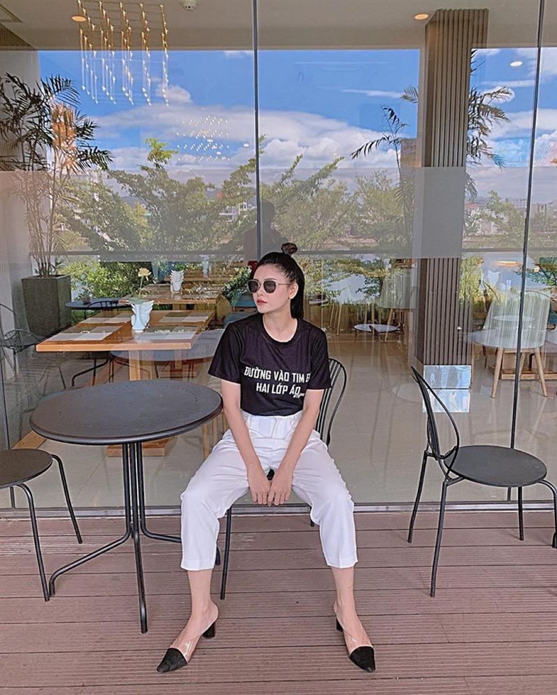 Chị Huệ Thu Quỳnh lên đồ sành điệu - Hương Giang phô thân hình mỏng như lá lúa với combo thời trang kiệm vải-8