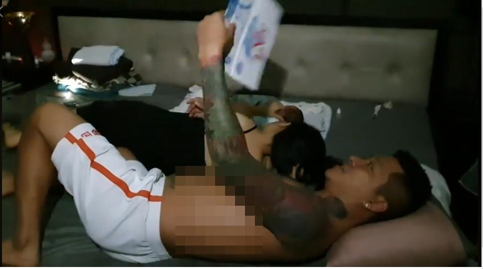 Quạt tay cho vợ con ngủ lúc mất điện, Tuấn Hưng được dân mạng phong ông chồng của năm-2