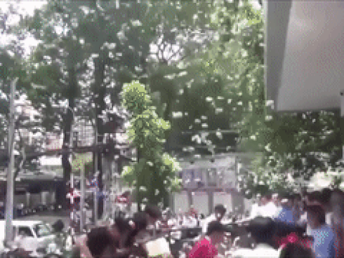 Chuyện cuối tuần: Có một màn giật cô hồn cực chu đáo của 3 tên cướp, từ tốn bê đồ, cuối cùng còn giúp gia chủ... rải muối gạo-4