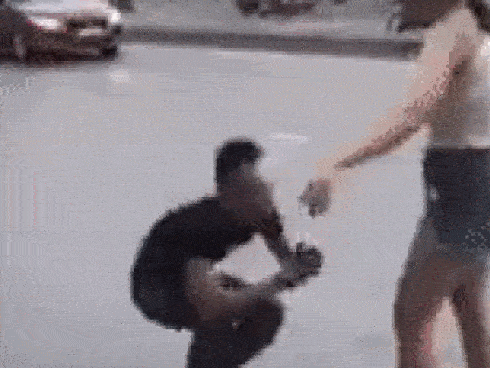 Bị bạn gái bỏ, nam thanh niên vừa quỳ giữa phố vừa khóc lóc van xin 'anh không thể mất em đâu', liền bị bạn gái đạp thẳng vào mặt