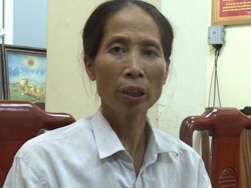 Vợ rải đinh trên quốc lộ hỗ trợ chồng hành nghề vá săm