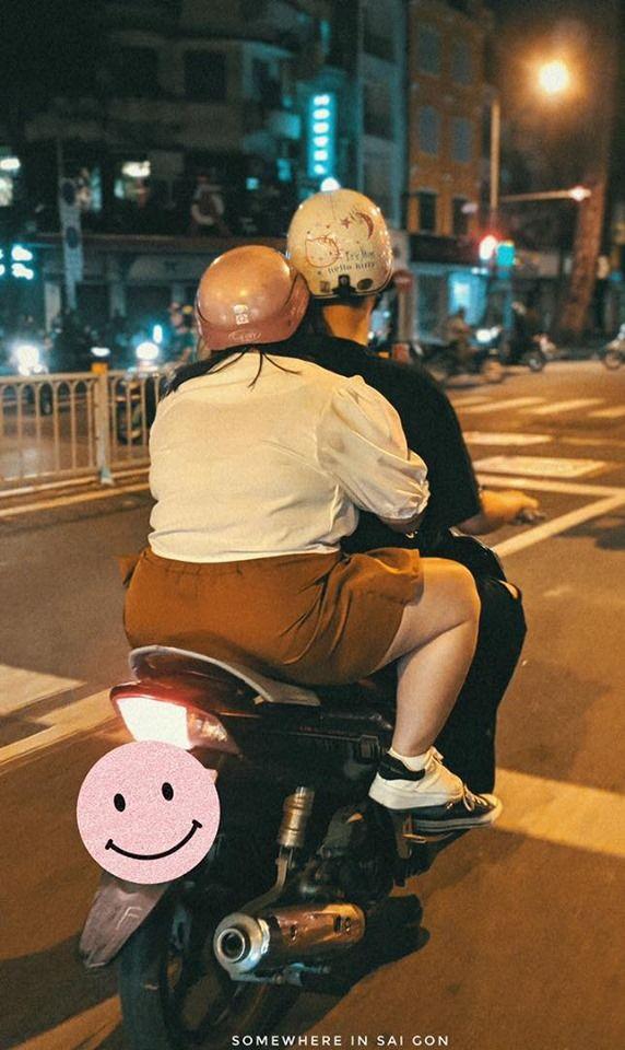 Hành động ngọt ngào của cặp đôi trên đường phố Sài Gòn khiến dân mạng phấn khích, thay đổi suy nghĩ quá béo không tìm được người yêu-1