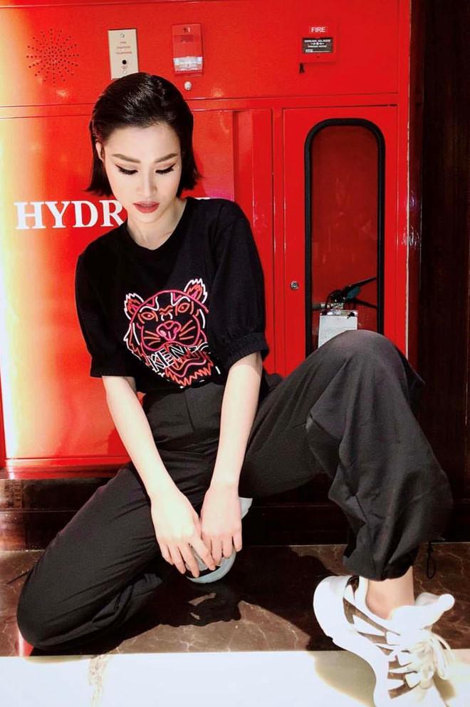 Đông Nhi đi đâu cũng chuộng mặc áo crop top khoe eo thon-2