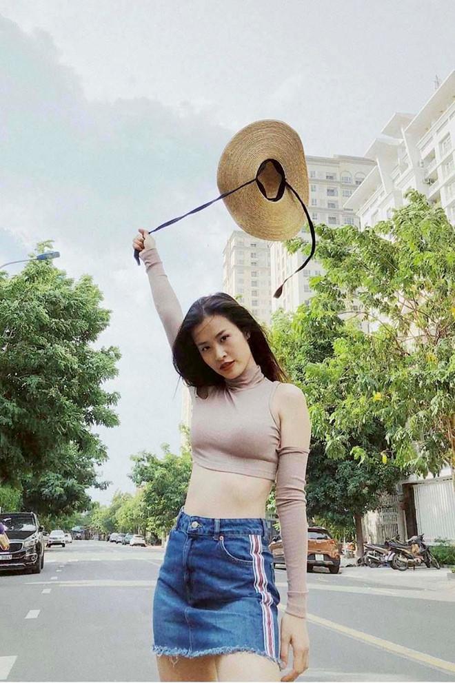 Đông Nhi đi đâu cũng chuộng mặc áo crop top khoe eo thon-4