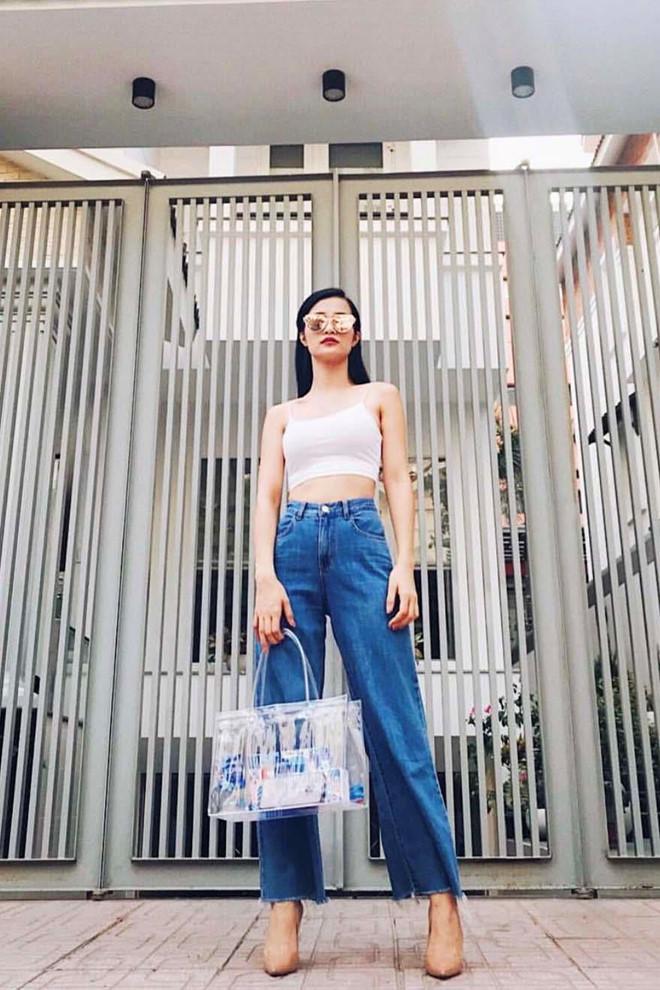 Đông Nhi đi đâu cũng chuộng mặc áo crop top khoe eo thon-5