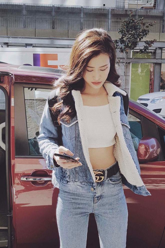 Đông Nhi đi đâu cũng chuộng mặc áo crop top khoe eo thon-8