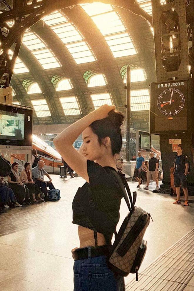 Đông Nhi đi đâu cũng chuộng mặc áo crop top khoe eo thon-10