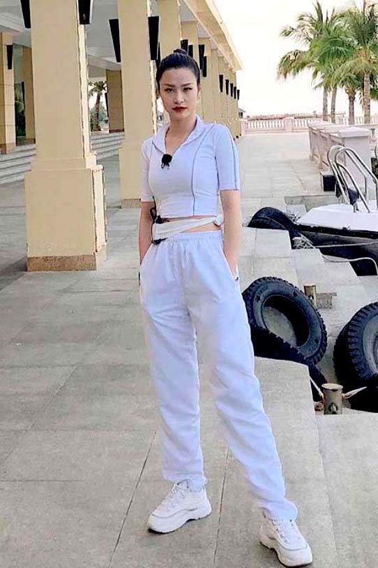 Đông Nhi đi đâu cũng chuộng mặc áo crop top khoe eo thon-11