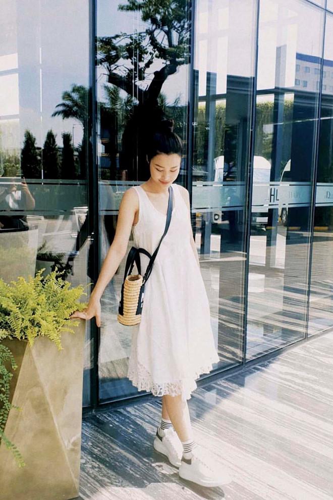 Đông Nhi đi đâu cũng chuộng mặc áo crop top khoe eo thon-13