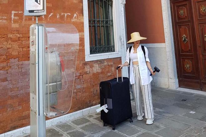 Đông Nhi đi đâu cũng chuộng mặc áo crop top khoe eo thon-14