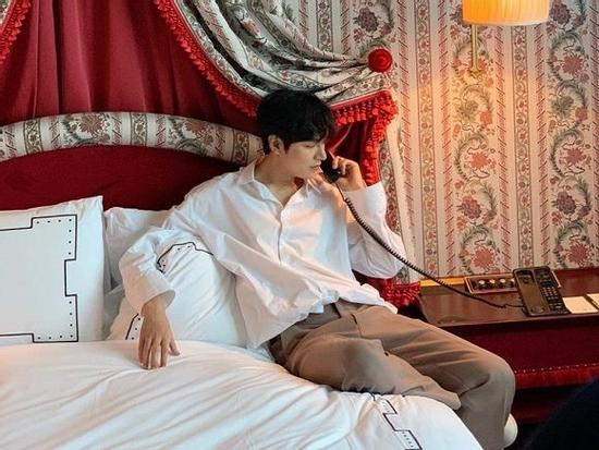 Hậu giảm cân, Lee Min Ho 'thả thính' fan với áo sơ mi trắng đậm chất soái ca