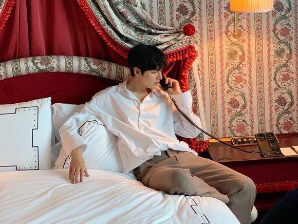 Hậu giảm cân, Lee Min Ho thả thính fan với áo sơ mi trắng đậm chất soái ca-1