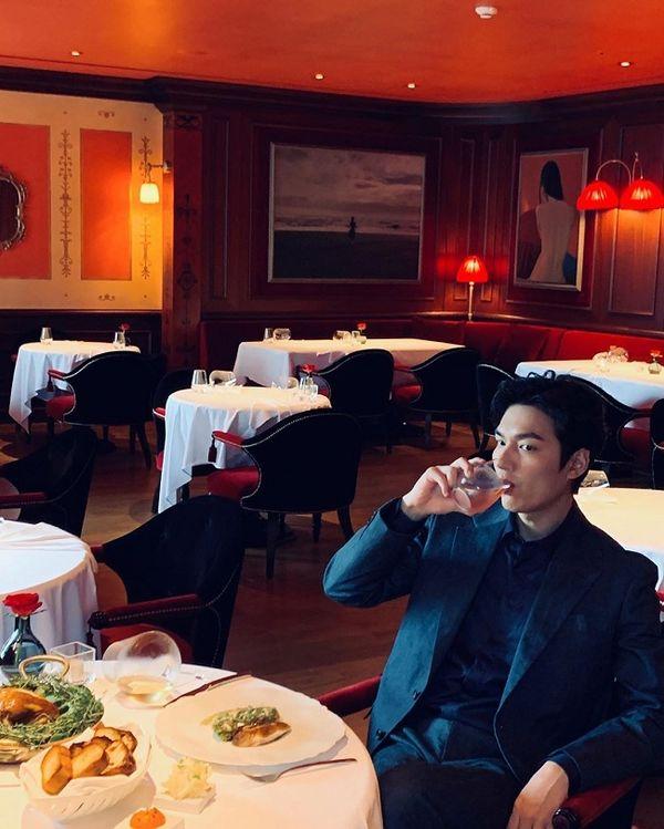 Hậu giảm cân, Lee Min Ho thả thính fan với áo sơ mi trắng đậm chất soái ca-3