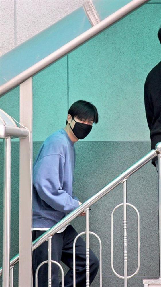 Hậu giảm cân, Lee Min Ho thả thính fan với áo sơ mi trắng đậm chất soái ca-4