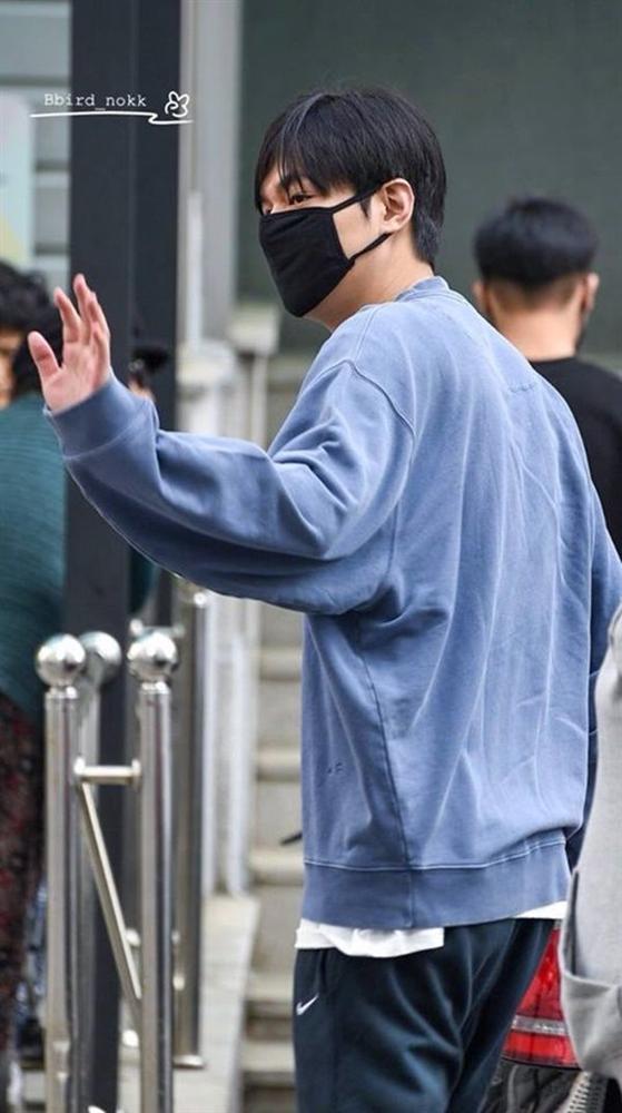 Hậu giảm cân, Lee Min Ho thả thính fan với áo sơ mi trắng đậm chất soái ca-5