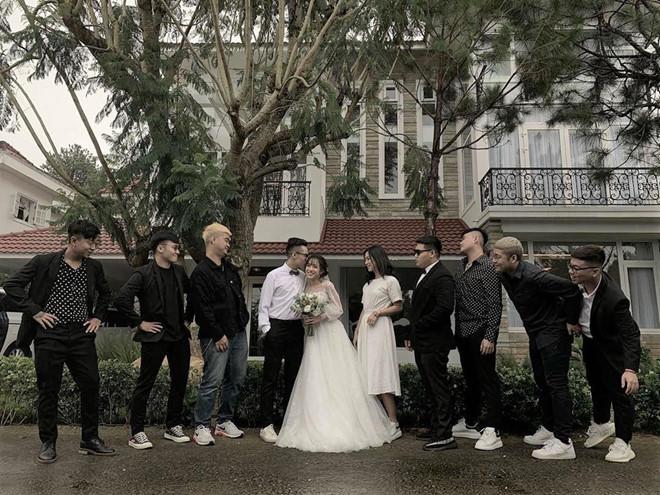 Con gái 20 tuổi của thiếu gia Minh Nhựa khoe ảnh cưới có 1 - 0 - 2 khiến ai nhìn vào cũng gật gù cả album chắc chất lắm-2