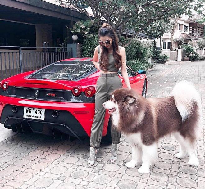 Hotgirl con lai khoe ảnh đẹp xuất sắc bên siêu xe, đến khi xem ảnh đời thường mới thực sự choáng váng-1