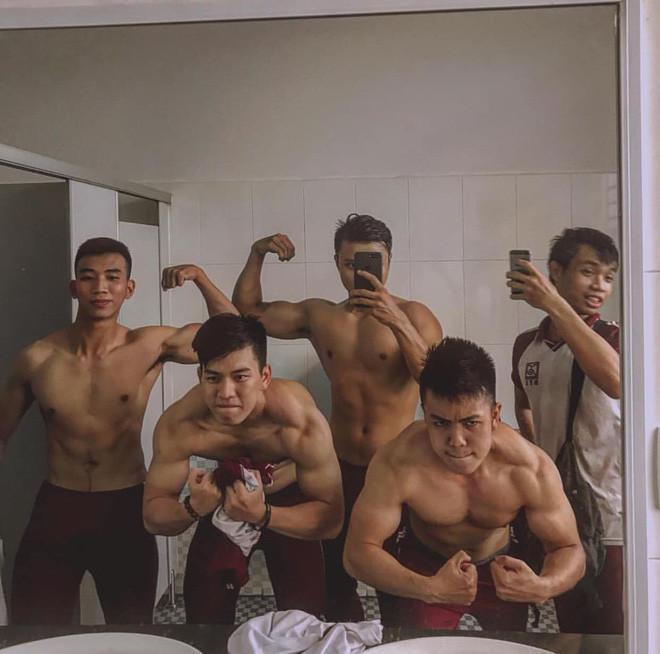 Khoe ảnh trong nhà vệ sinh, loạt nam sinh lập tức gây bão mạng vì mặt đã đẹp body còn hoàn hảo-2