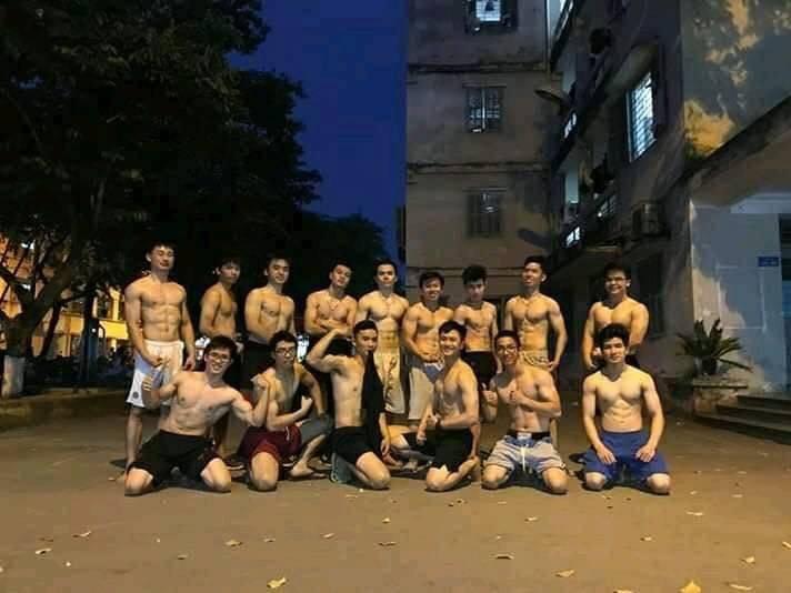 Khoe ảnh trong nhà vệ sinh, loạt nam sinh lập tức gây bão mạng vì mặt đã đẹp body còn hoàn hảo-1