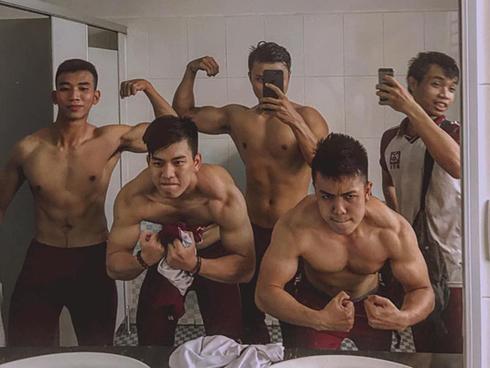 Khoe ảnh trong nhà vệ sinh, loạt nam sinh lập tức gây bão mạng vì mặt đã đẹp body còn hoàn hảo