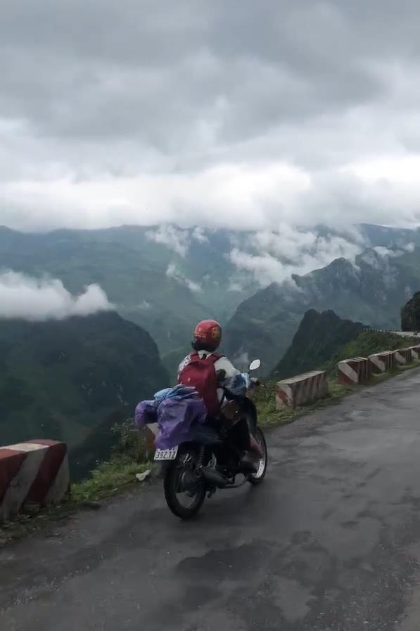 Nữ phượt thủ chạy xe ngược chiều trên đường đèo Hà Giang-1