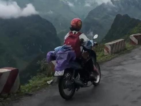 Nữ phượt thủ chạy xe ngược chiều trên đường đèo Hà Giang