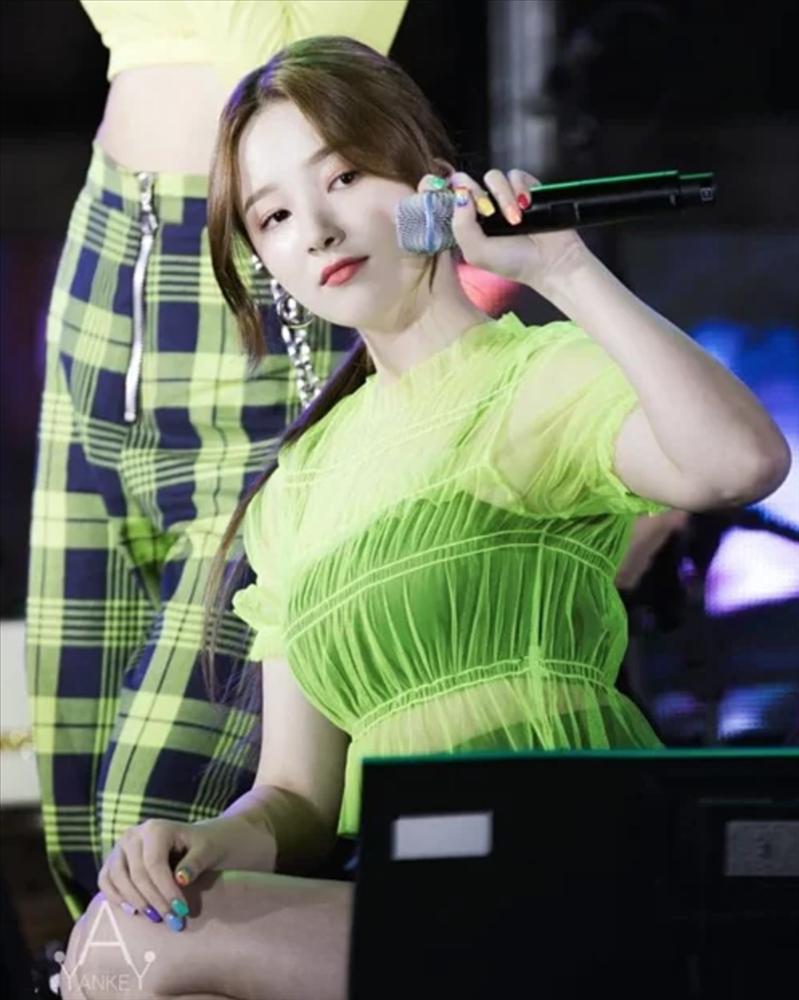 Nancy bị chê kém duyên vì diện áo mỏng tang lộ nội y-3