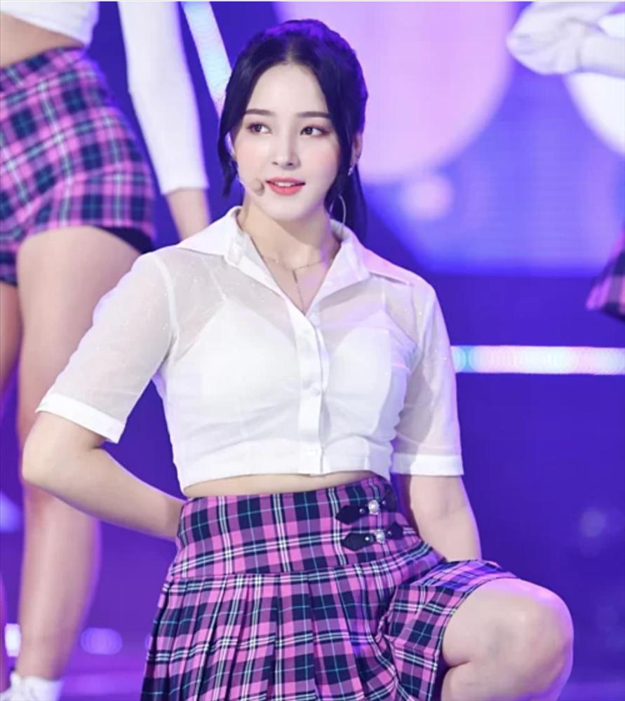 Nancy bị chê kém duyên vì diện áo mỏng tang lộ nội y-4