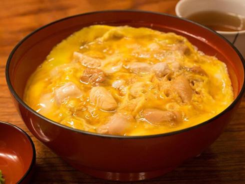 Cơm gà trứng Nhật Bản có gì khiến khách xếp hàng 2 tiếng?