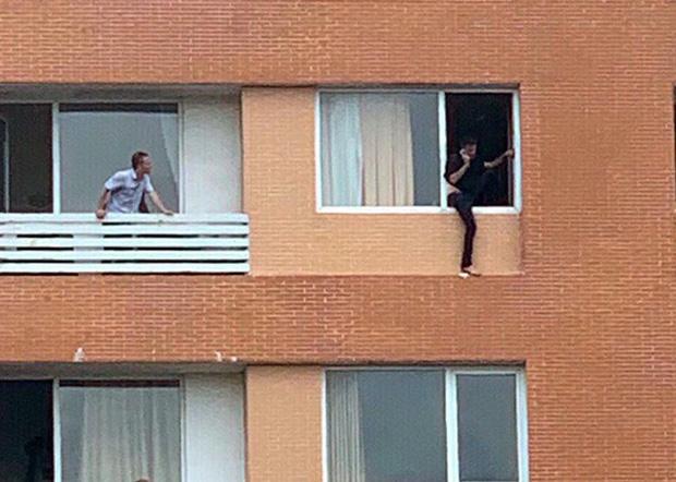 Giải cứu du khách người Pháp định nhảy lầu khách sạn tự tử-2