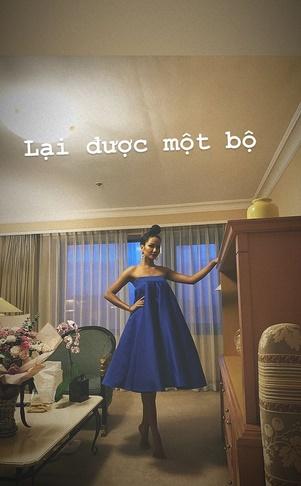 HHen Niê tiết kiệm biến 1 chiếc chân váy thành 2 bộ cánh: Nhìn qua tưởng vô lý nhưng lại thuyết phục vô cùng!-2