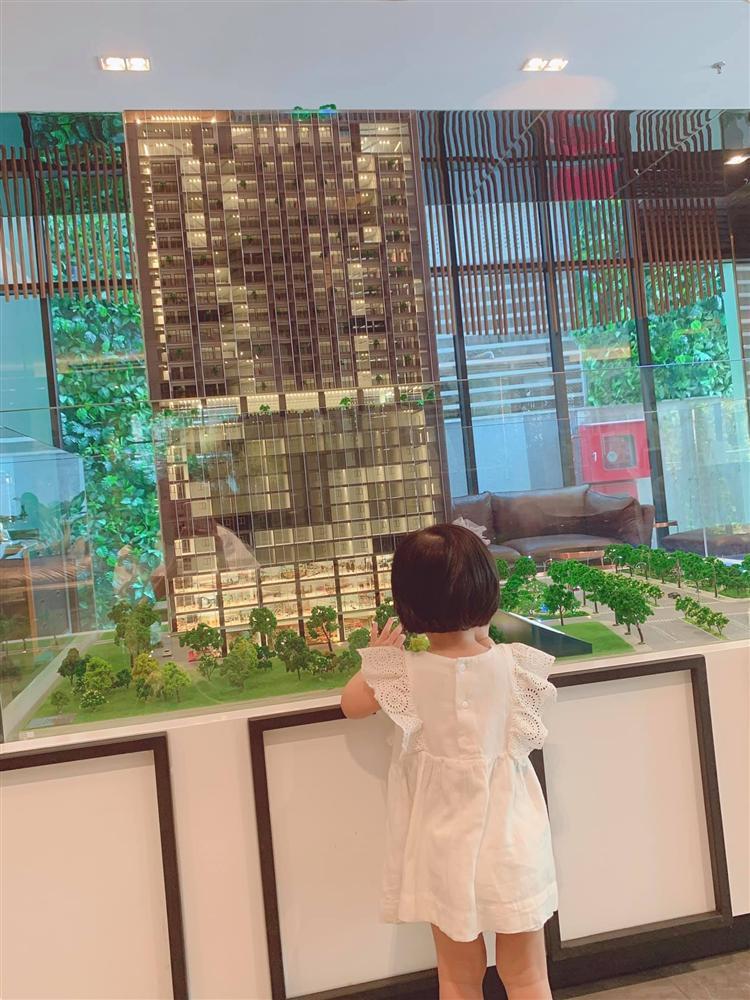 Ái nữ nhà Đặng Thu Thảo ngày càng xinh xắn, được gọi là cô gái vàng trong làng nhà đất tương lai-1