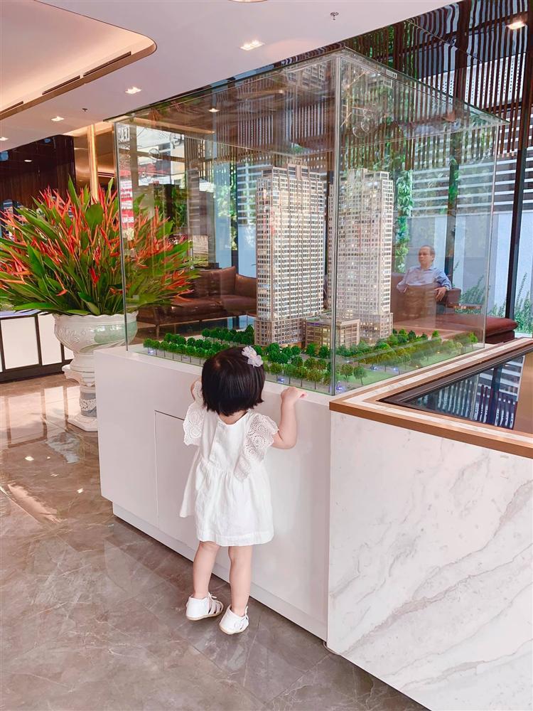 Ái nữ nhà Đặng Thu Thảo ngày càng xinh xắn, được gọi là cô gái vàng trong làng nhà đất tương lai-2