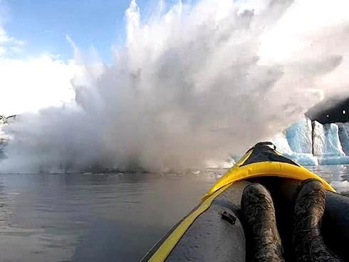 Người chèo thuyền suýt bỏ mạng vì băng khổng lồ sụt nổ như bom