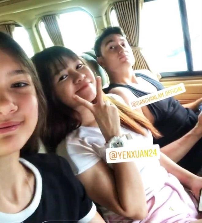 Bạn gái Lâm Tây và loạt WAGs Việt thân thiết với gia đình người yêu-2