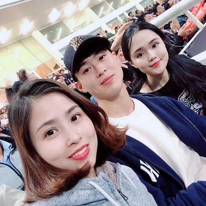 Bạn gái Lâm Tây và loạt WAGs Việt thân thiết với gia đình người yêu-4