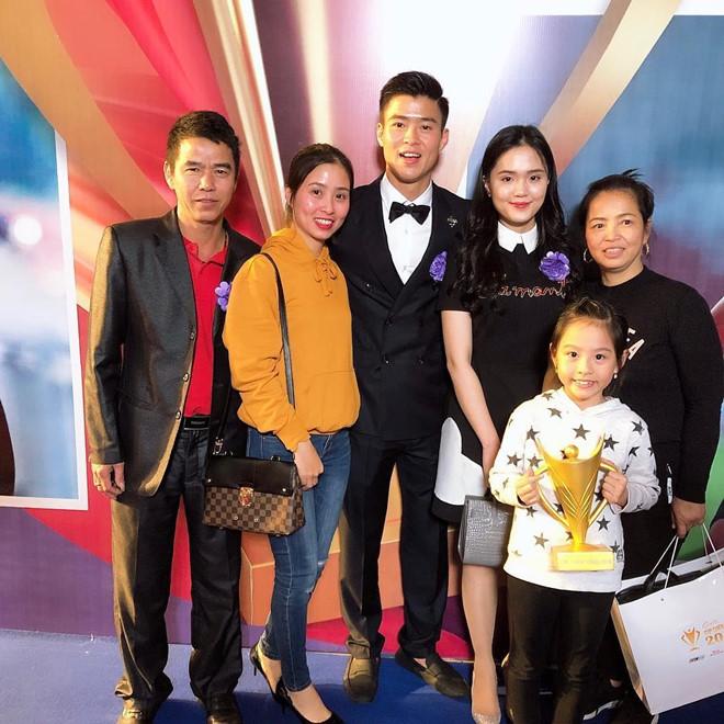 Bạn gái Lâm Tây và loạt WAGs Việt thân thiết với gia đình người yêu-6