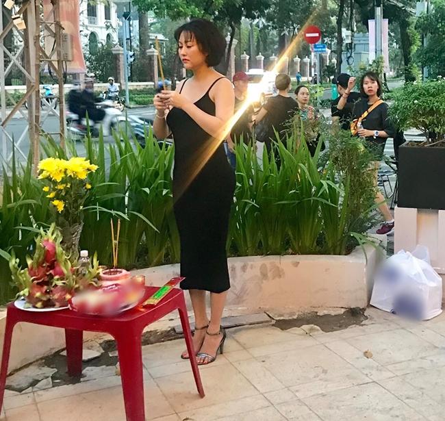 Phi Thanh Vân lần đầu lên tiếng vì bị chê mặc váy trễ khoe vòng 1 đi cúng Tổ nghề-1