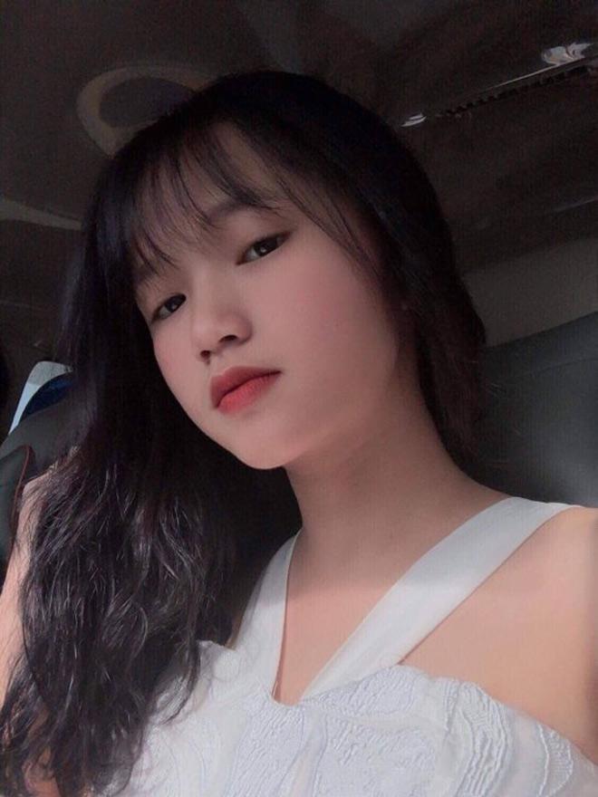 Ngủ gật trong lễ khai giảng, nữ sinh khiến dân mạng truy tìm vì quá xinh-3